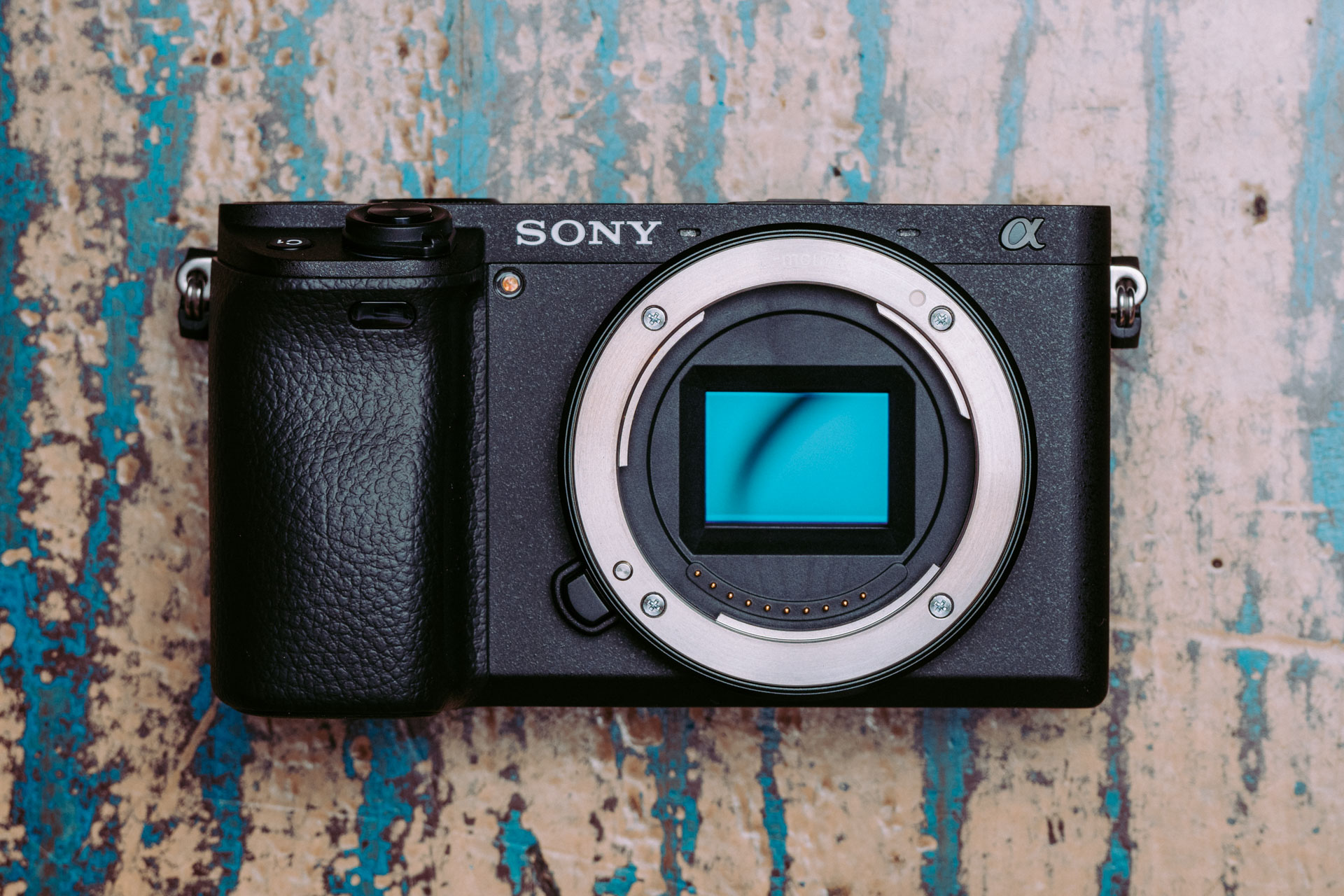 Sony A6400 ma odchylany ekran, co sprawia, że to także dobry aparat do nagrywania wlogów.