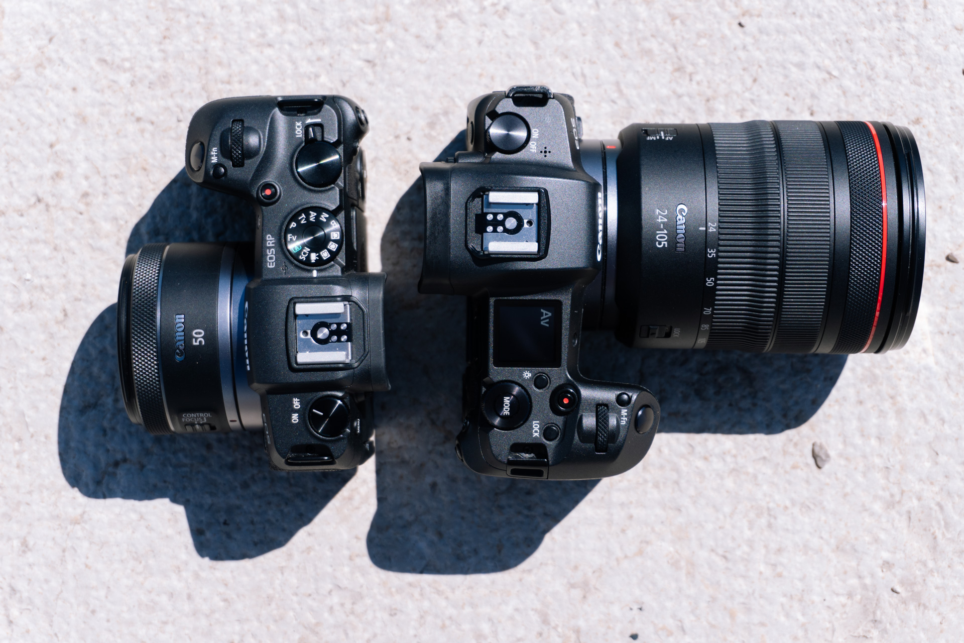 Canon EOS R (po prawej) i EOS RP (po lewej). 