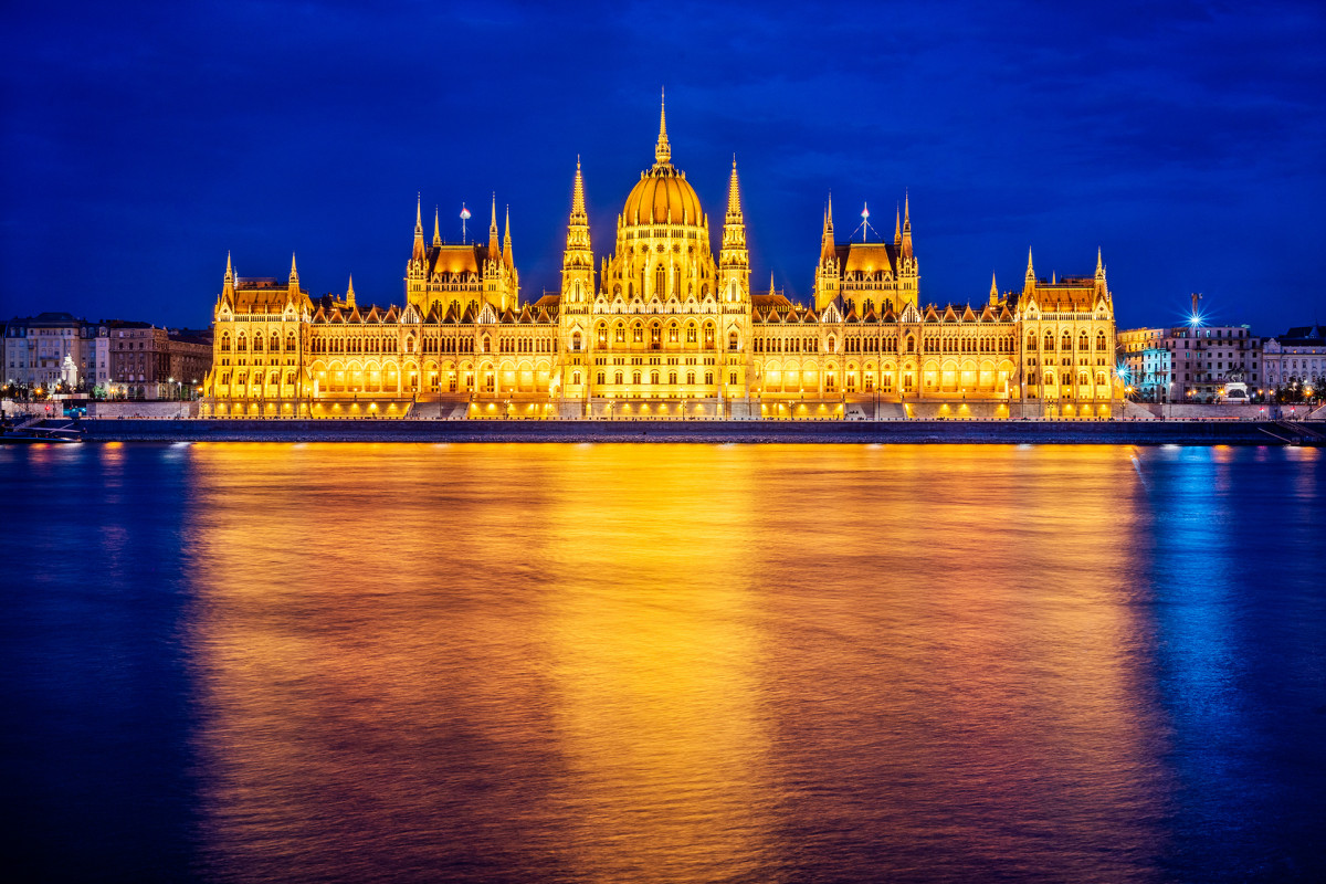Parlament w Budapeszcie, chociaż cały w złocie, to jednak sfotografowany w czasie niebieskiej godziny. 