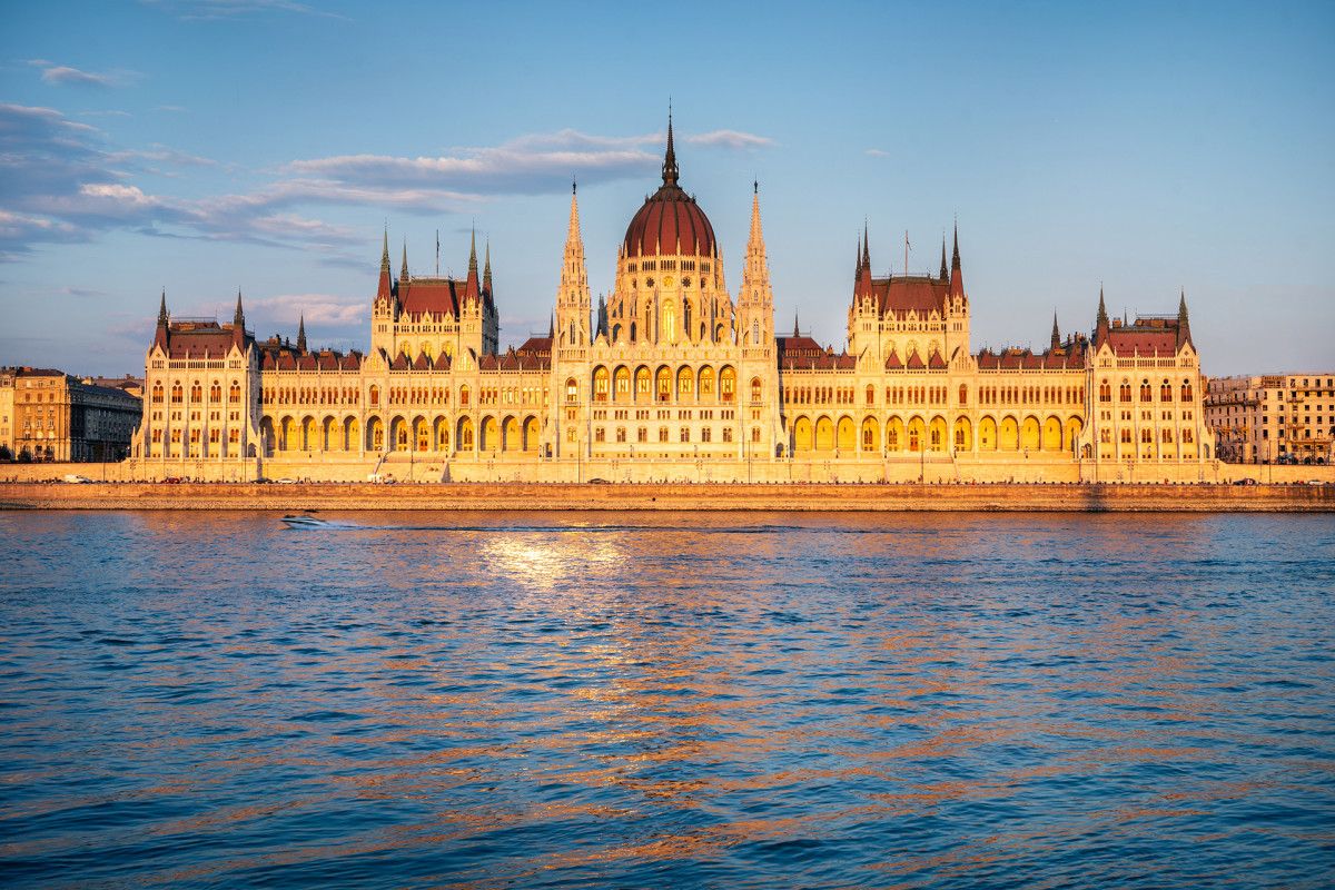 Parlament w Budapeszcie w czasie złotej godziny. Oba zdjęcia dzieli 1,5 h.