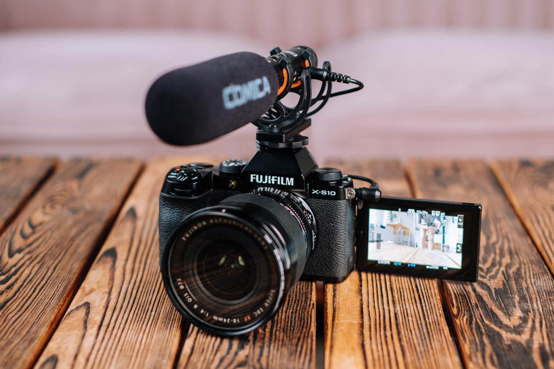 Fujifilm X-S10 z matrycą APS-C to jeden z najlepszych aparatów do vlogowania.