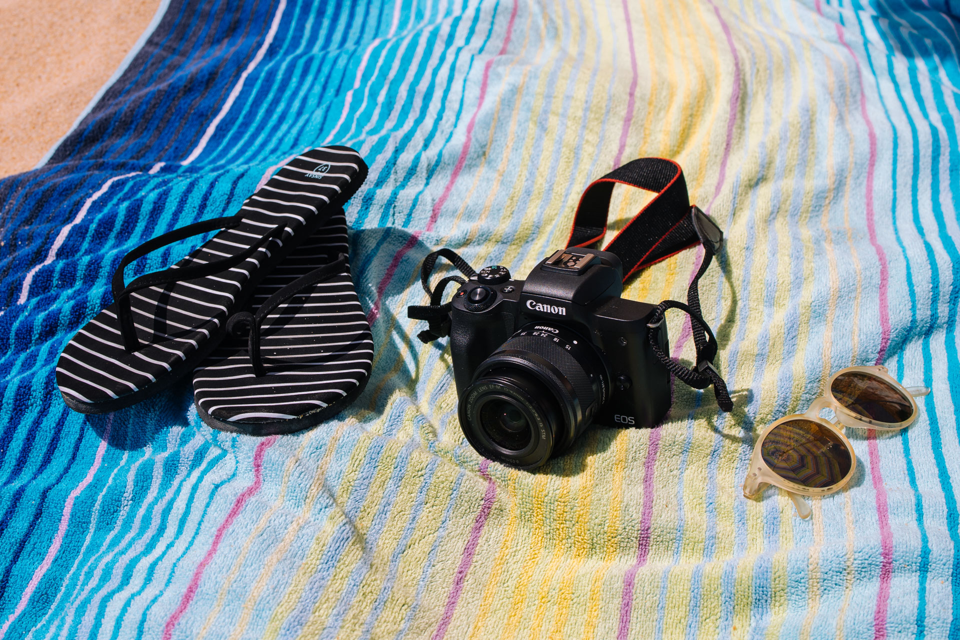 Canon EOS M50 Mark II to nie tylko dobry aparat na początek przygody z fotografią, ale także polecamy go w zestawieniu aparatów na wakacje czy do 3000 zł.