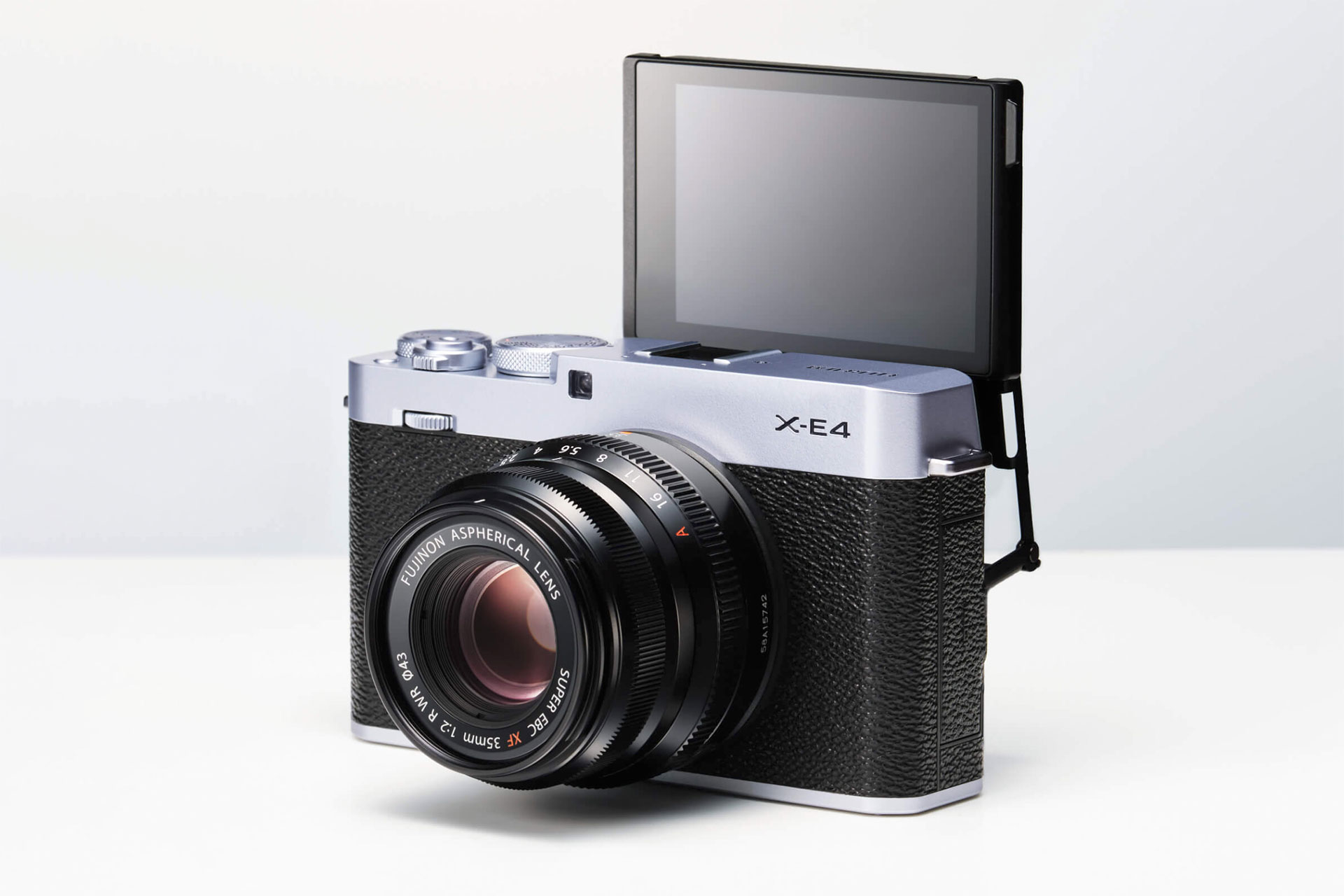Fujifil X-E4 to jeden z najpiękniejszych aparatów i idealny kandydat na aparat na początek swojej drogi z fotografią. 