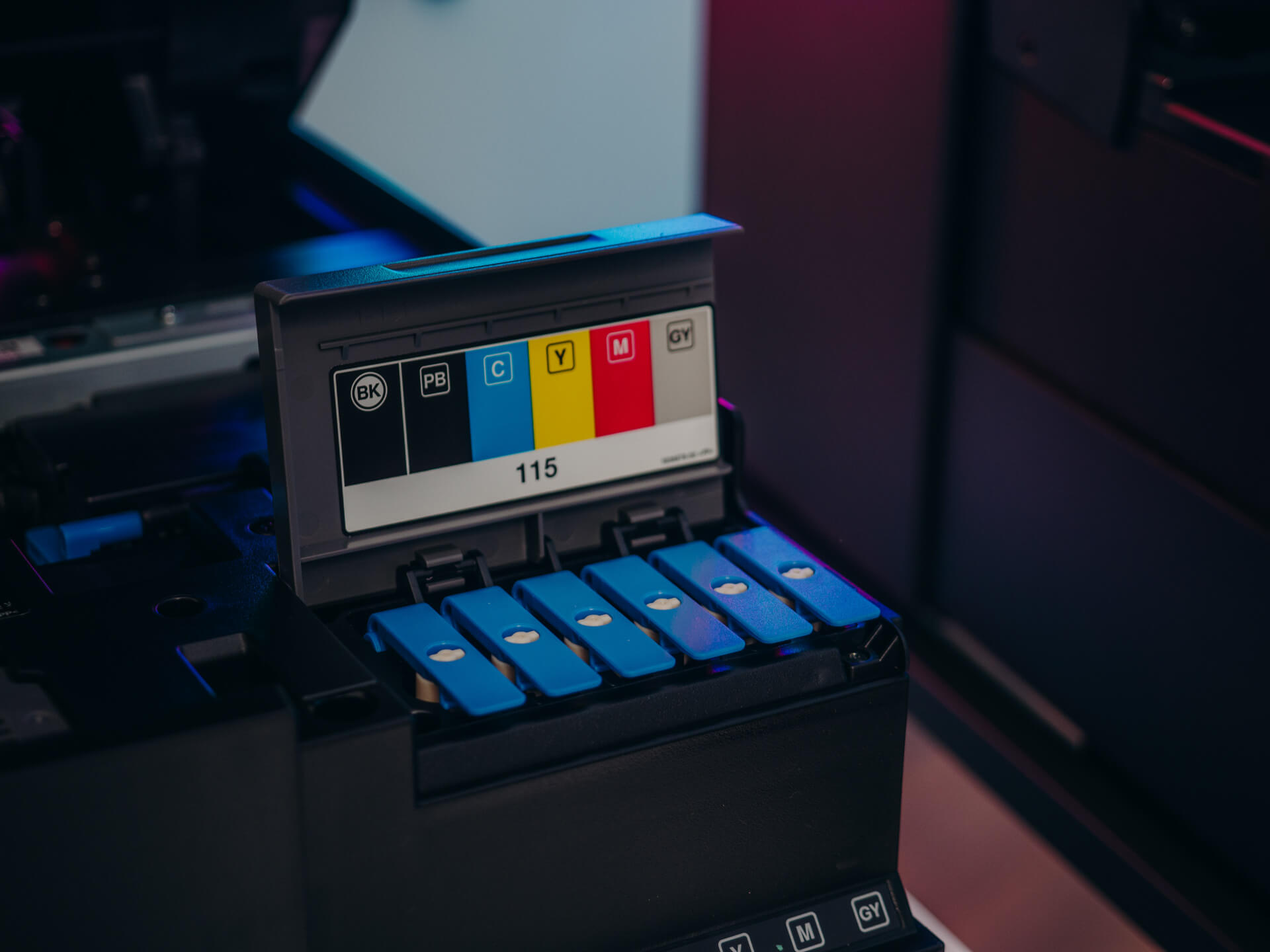 Epson EcoTank L8180 bazuje na 6 kolorach, z czego jednocześnie drukuje z 5 atramentów - szósty to czarny pigment do druku dokumentów.