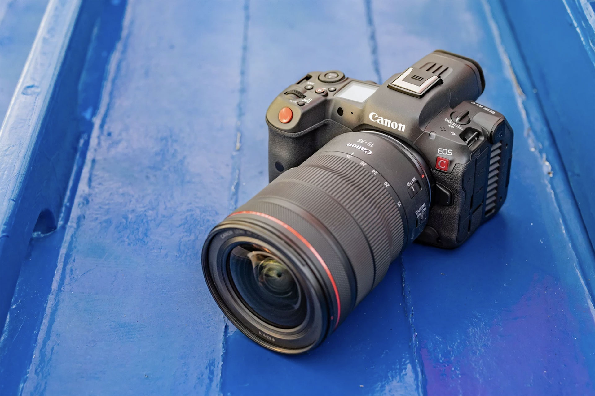 Canon EOS R5C jest nieco droższy od modelu EOS R5, ale w zamian otrzymujemy ogromne usprawnienia w trybie wideo. 