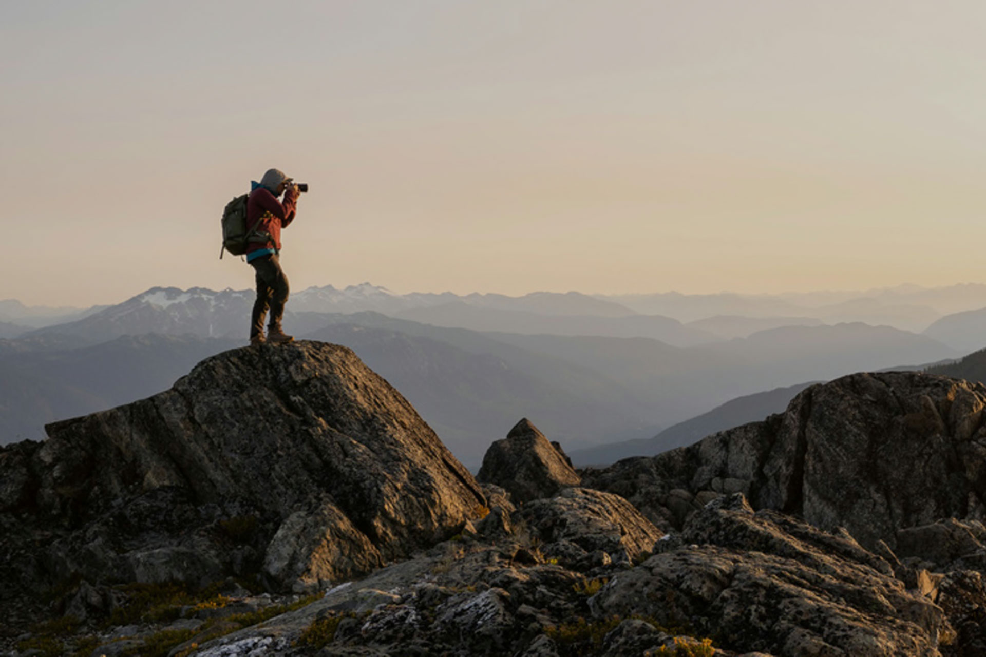 Ian Millar, współzałożyciel marki Shimoda, w trakcie zdjęć w górach.