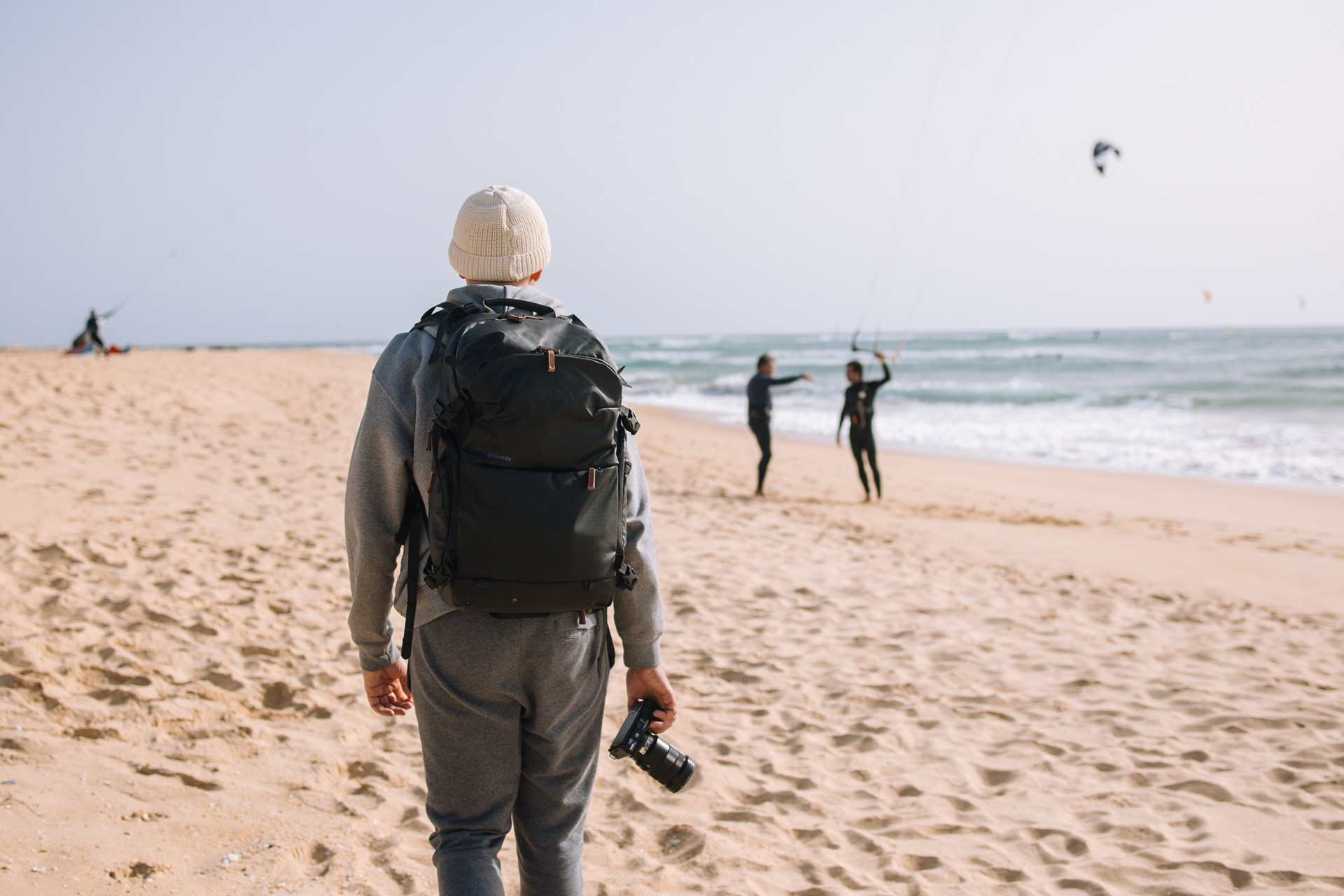 Shimoda Explore V2 to świetny plecak podróżniczy na wiele okazji. Na zdjęciu w trakcie fotografowania kitsurferów w okolicach Faro w Portugalii. Fot. Martyna Basel.