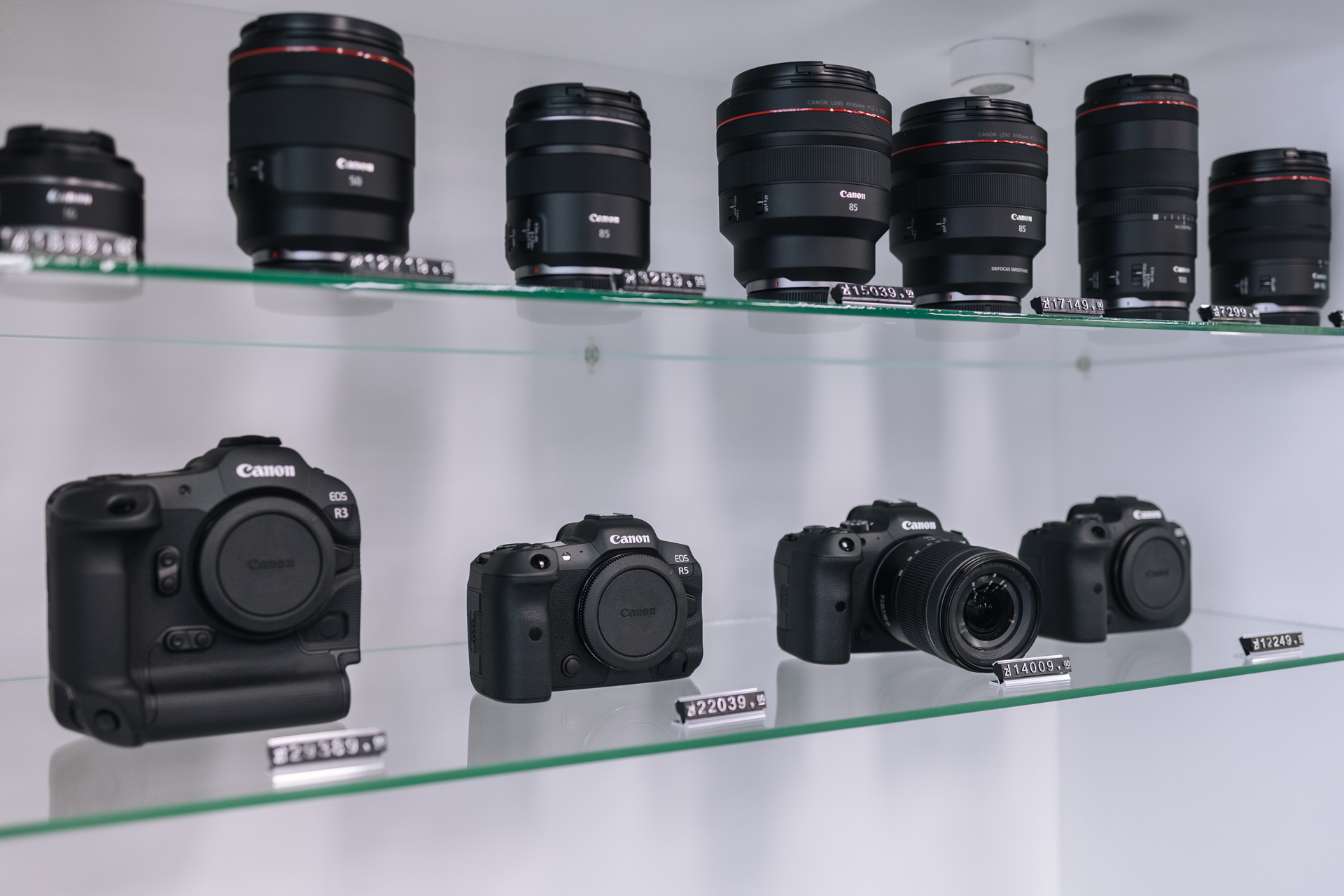 Canon EOS R6, R5 i R3 są dostępne od ręki na półkach sklepowych w Fotoforma.pl.