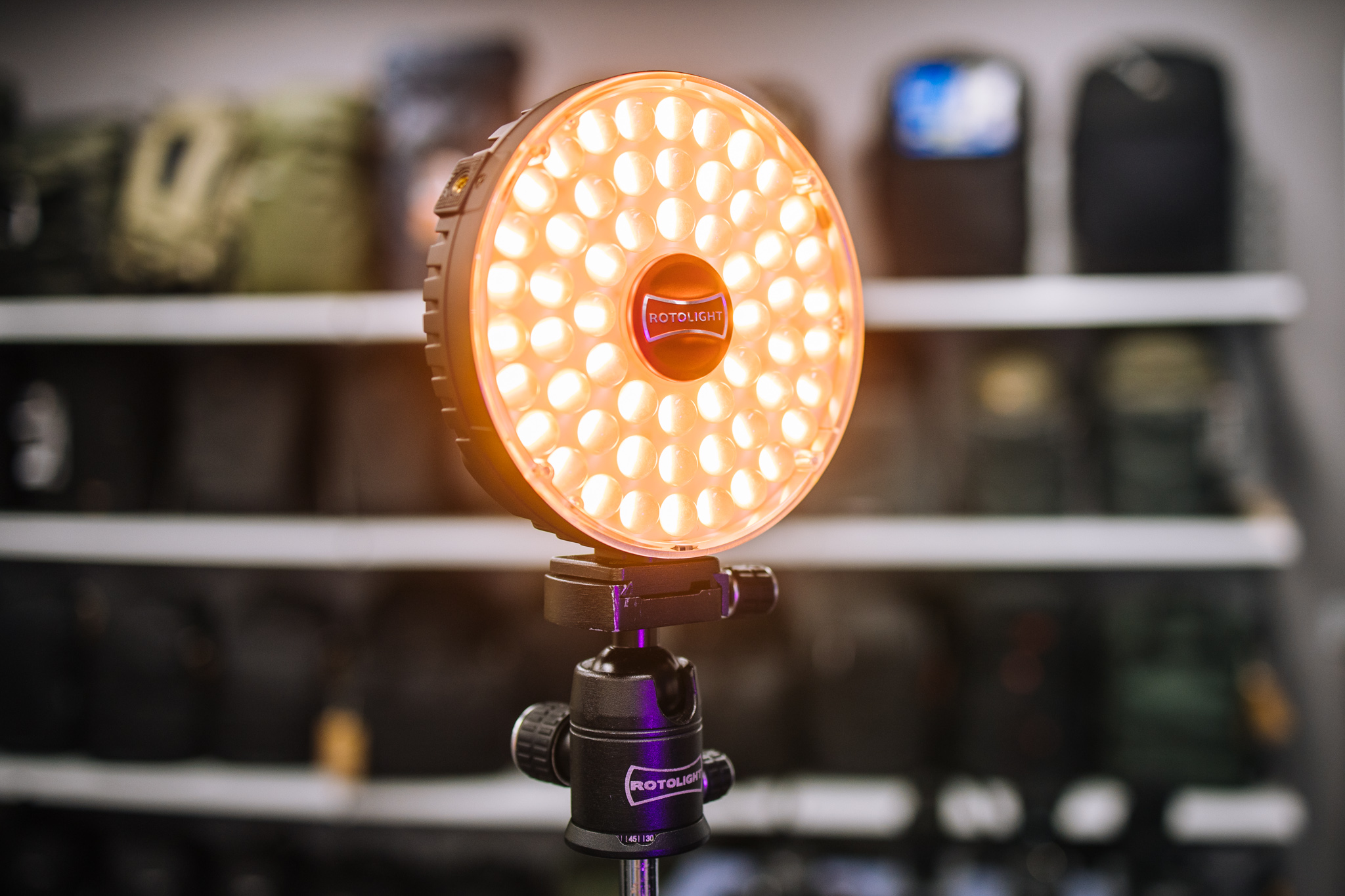 Lampa LED Rotolight Neo 3 oferuje 16,7 miliona kolorów i 2500 filtrów cyfrowych znanych z oferty firm LEE i Rosco.
