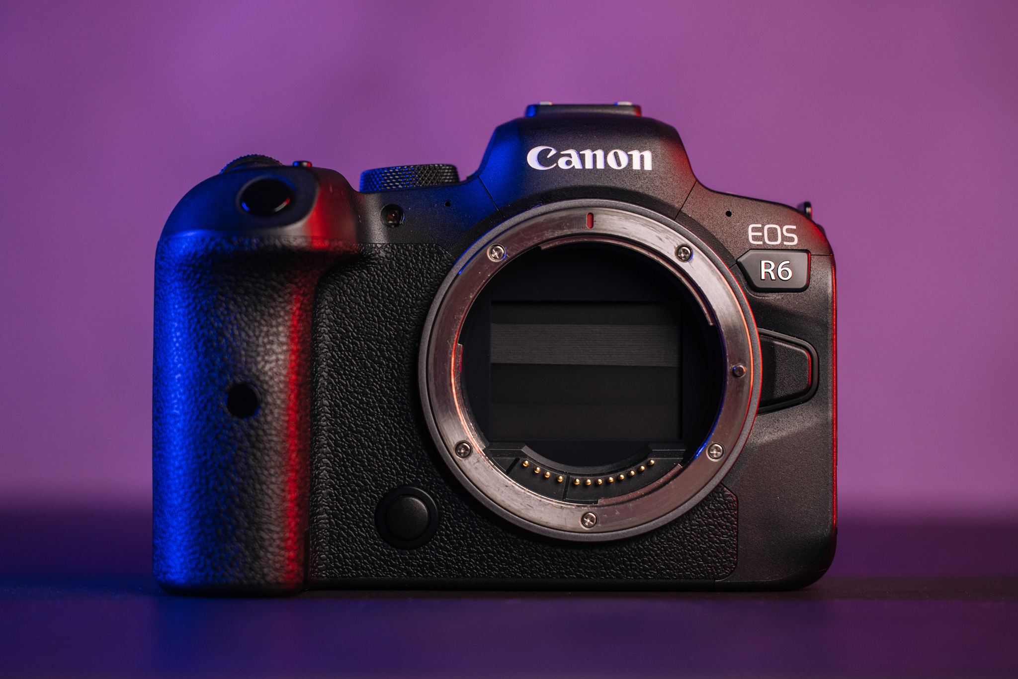 Canon EOS R6 ma pełnoklatkową matrycę CMOS o rozdzielczości 20,1 Mpix.
