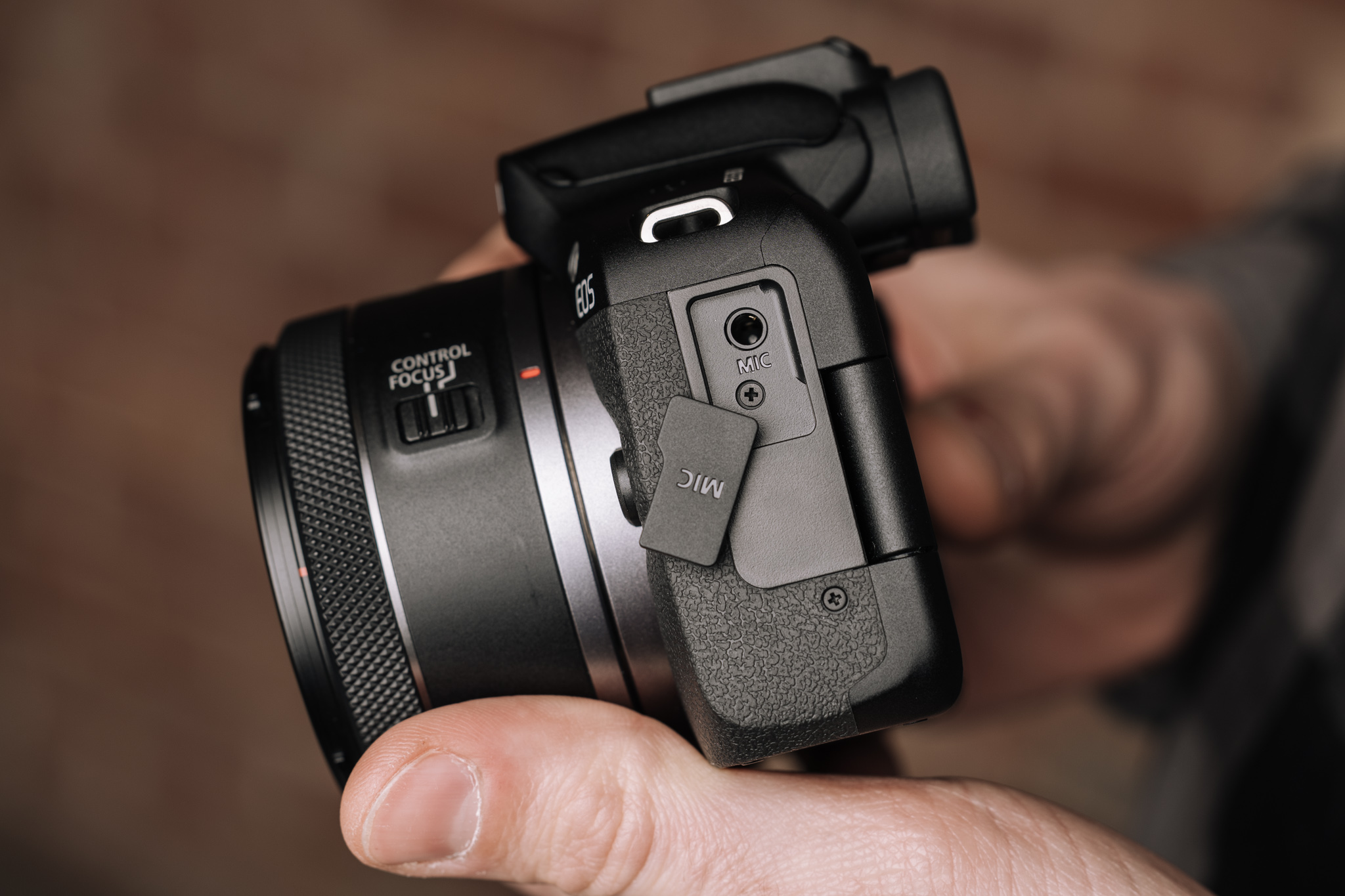 Canon EOS R50 ma tylko jedno złącze minijack.