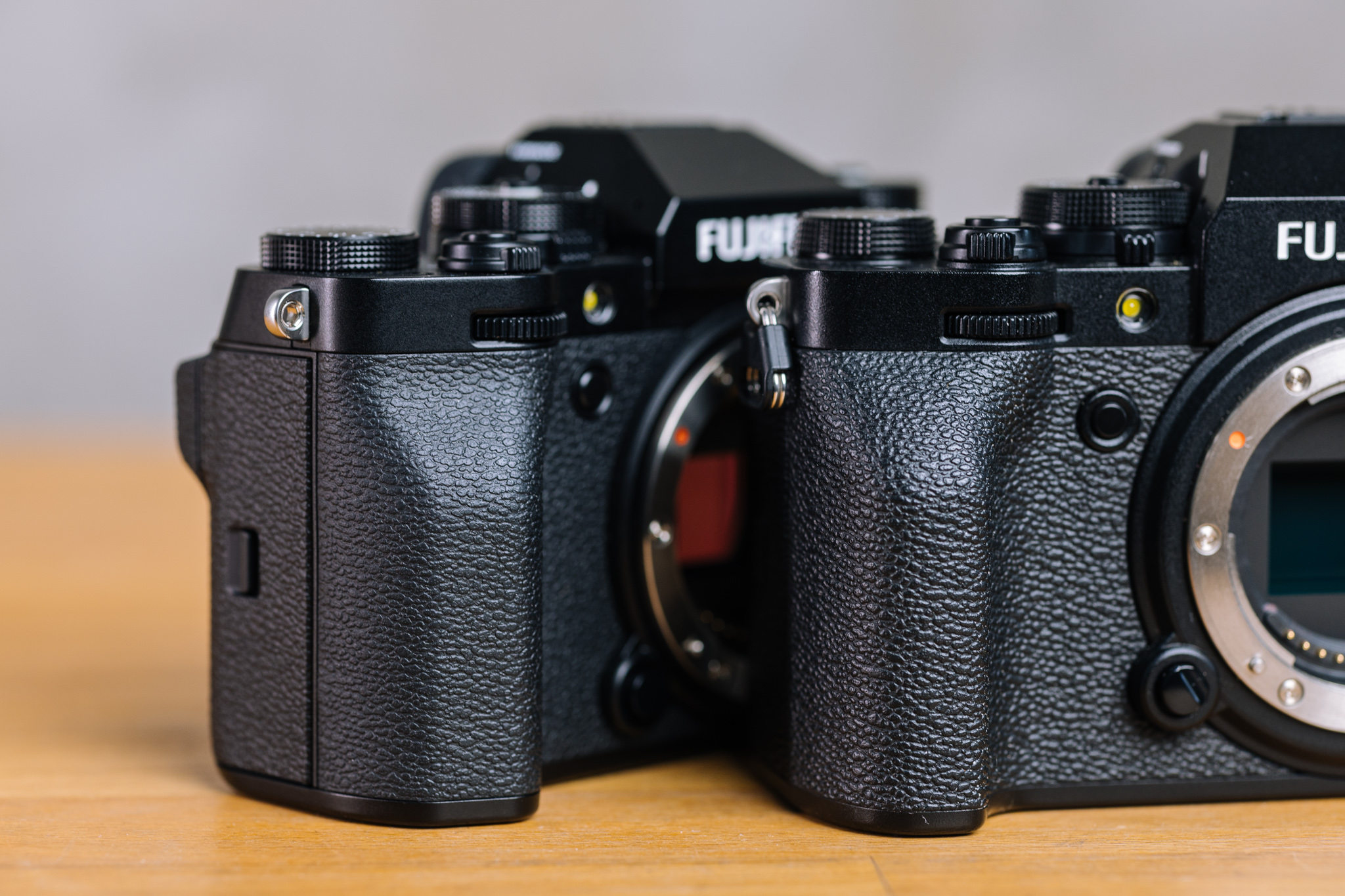 Fujifilm X-T5 (po lewej) i Fujifilm X-T4 (po prawej).