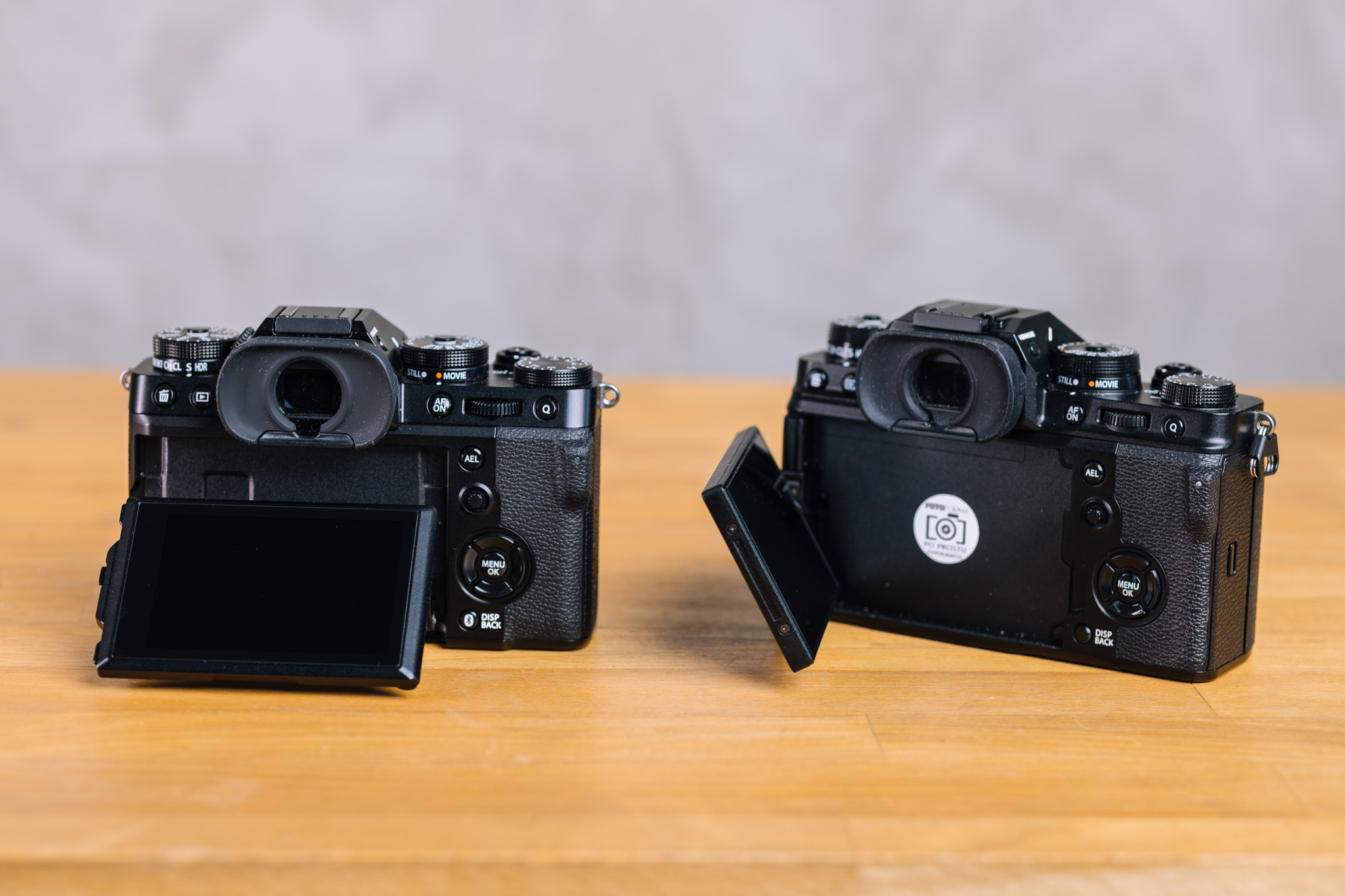 Fujifilm X-T5 (po lewej) i Fujifilm X-T4 (po prawej).