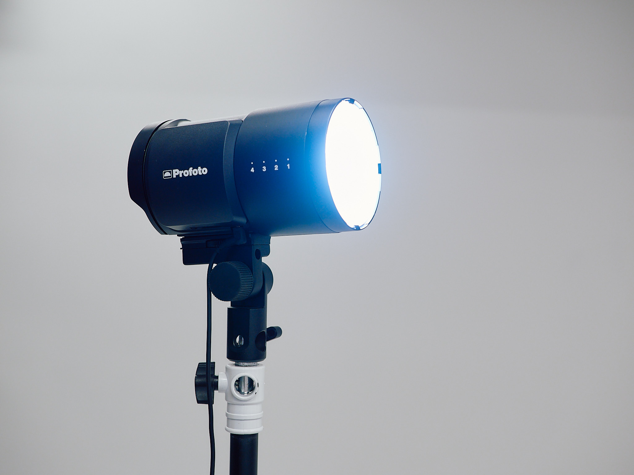 Ogromną zaletą modelu B10X jest mocne światło LED ze zmienną temperaturą barwową.