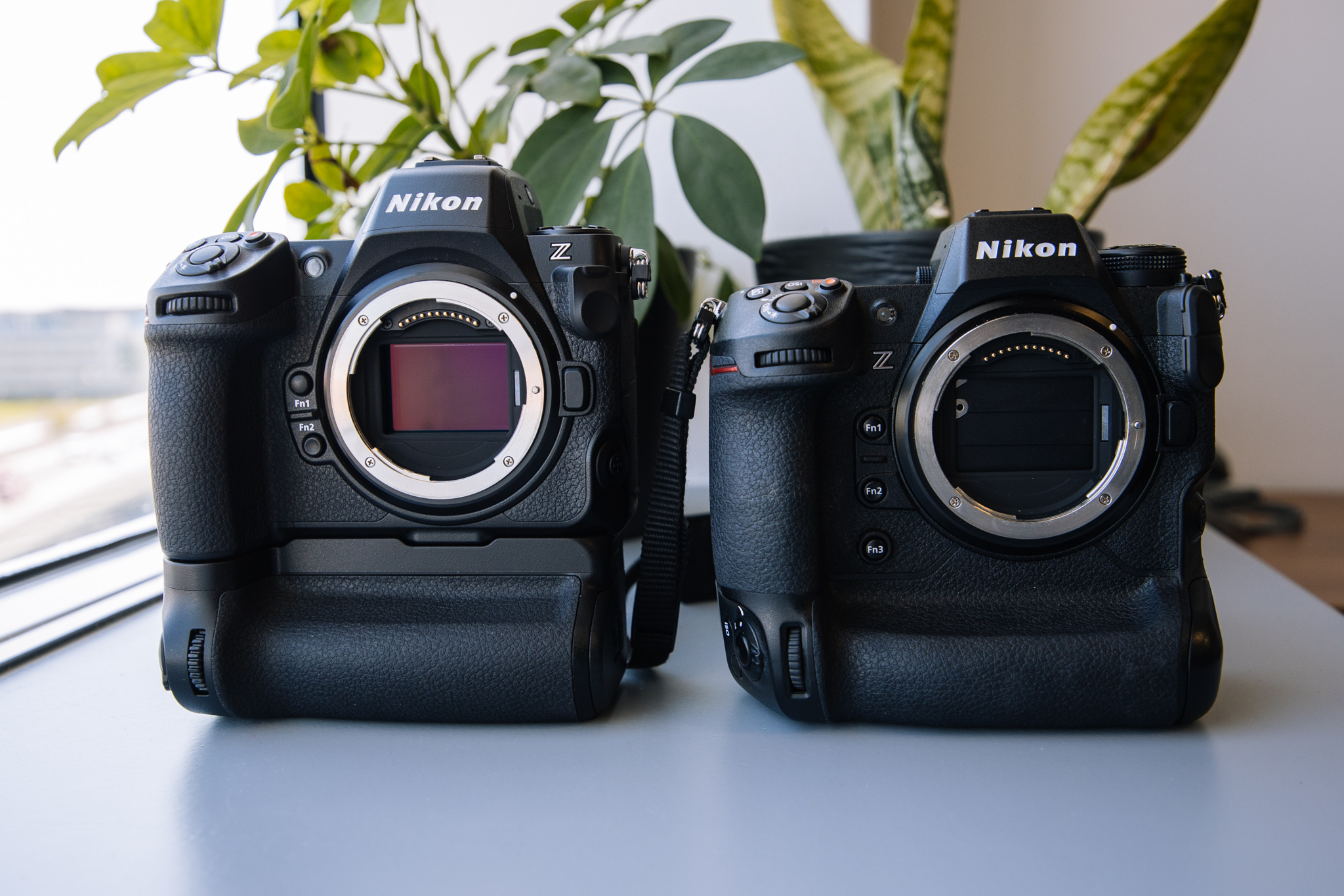 Od lewej: Nikon Z8 z dołączanym gripem oraz Nikon Z9, który ma wbudowany grip. Fot. KB.